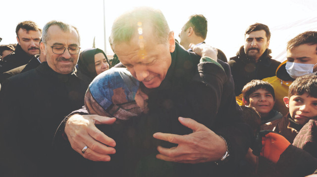 Depremin ilk gününden itibaren çalışmaları koordine eden Cumhurbaşkanı Tayyip Erdoğan dün de afet bölgesine gitti.