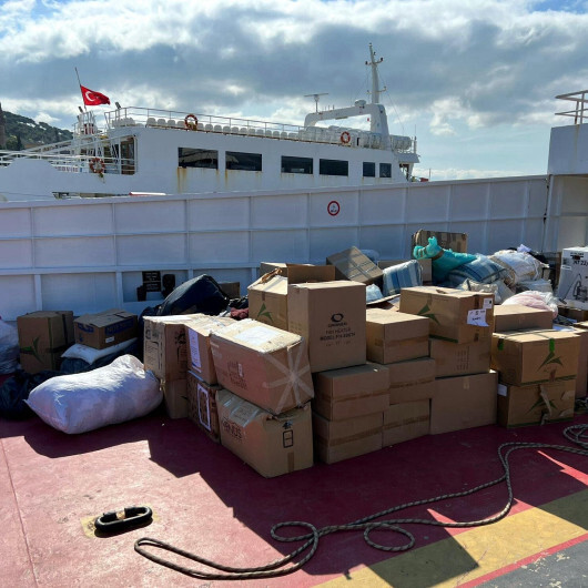 Midilli Adası'na giden gemiler depremzedeler için gönderilen insani yardımlarla dönüyor