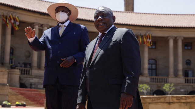 Le président sud-africain Cyril Ramaphosa (à droite) et le président ougandais Yoweri Museveni (à gauche).Crédit Photo: GUILLEM SARTORIO / AFP
