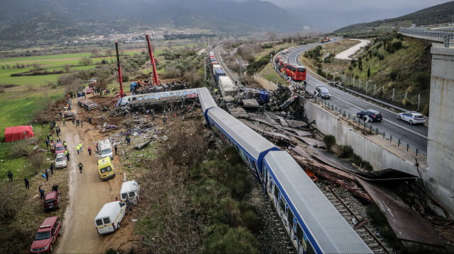 Des équipes de police et de secours fouillent les débris d'un wagon après l'accident de train dans la vallée de Tempi près de Larissa, en Grèce, le 1er mars 2023. Crédit photo: ZEKAS LEONIDAS / EUROKINISSI / AFP