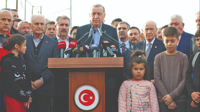 Cumhurbaşkanı Erdoğan, MHP lideri Bahçeli ve BBP lideri Destici, Kahramanmaraş’ın Elbistan ve Afşin ilçelerinde depremzedeleri ziyaret etti.