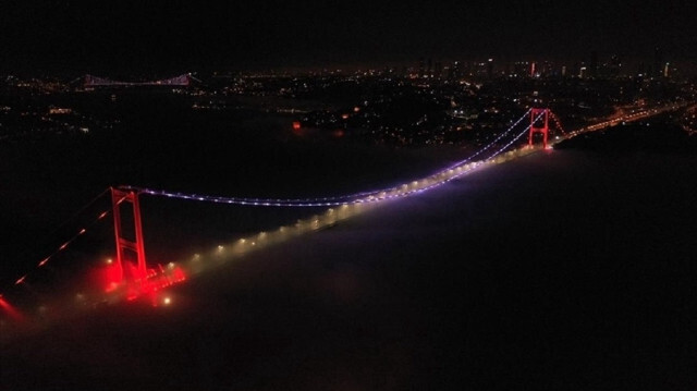 Hava şartlarının normale dönmesinin ardından İstanbul Boğazı'ndaki gemi trafiği kuzey-güney yönlü yeniden açıldı.