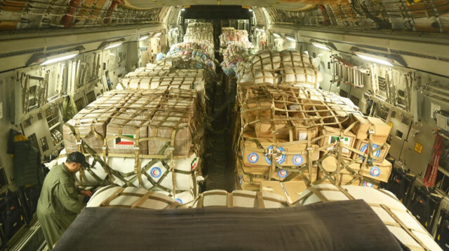 Kuveyt depremzedeler için 13'üncü yardım uçağını gönderdi.