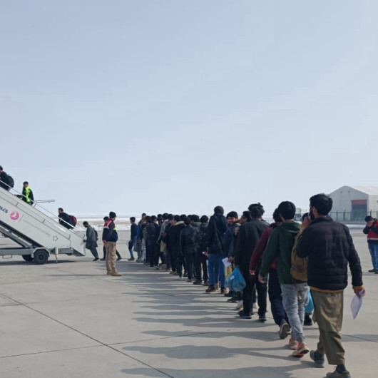 Kaçak göçmen operasyonu: Afganistanlı 136 kişi ülkesine gönderildi