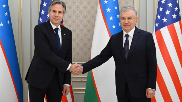 Le président d’Ouzbékistan, Shavkat Mirziyoyev, avec le Secrétaire d’État américain Antony Blinken. Crédit photo: AA