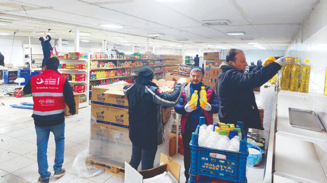 Malatya Büyükşehir Belediyesi iştiraklerinden Esenlik Süpermarketler, depremden sonra birçok yıkımın meydana geldiği Malatya’da vatandaşa kapılarını açtı.