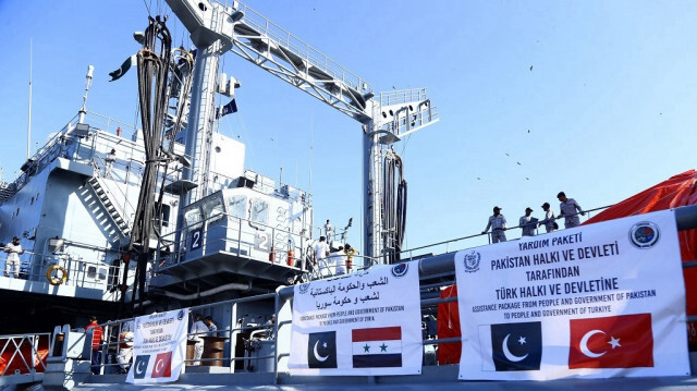 Le premier navire de la marine pakistanaise, transportant 1 000 tonnes d'aide aux sinistrés en Turkiye. Crédit photo: AA