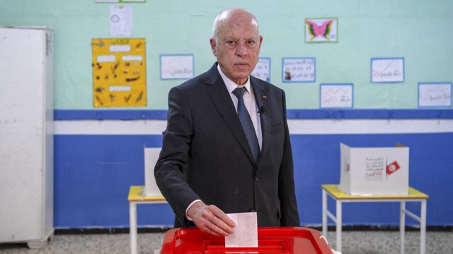 Le président tunisien, Kaïs Saïed, a décidé de dissoudre tous les conseils municipaux du pays, ce jeudi, en attendant l’élection de nouveaux conseils. Tunisian Presidency / AFP