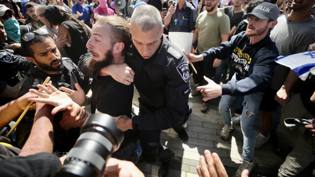 İsrailli Bakan, kitlesel gösterilerin ardından Tel Aviv polis şefini görevden aldı.