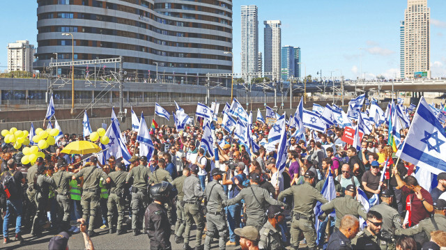 Başta Tel Aviv olmak üzere Hayfa, Batı Kudüs, Birüssebi ve Netanya gibi büyük kentler dahil ülke çapında onlarca noktada 9 haftardır gerçekleştirilen gösterilere on binlerce İsrailli katılıyor.