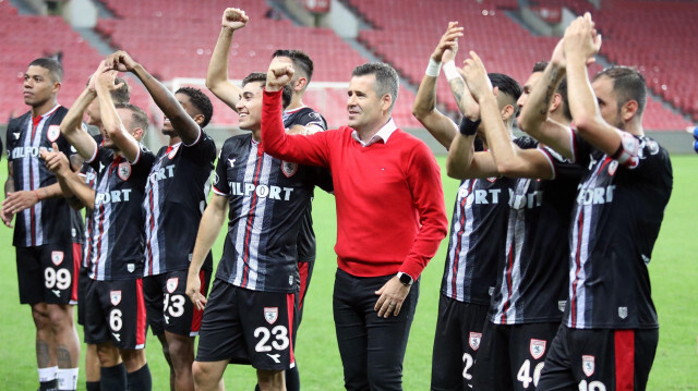 Samsunpor Teknik Direktörü Hüseyin Eroğlu ve oyuncular, galibiyeti kutluyor.