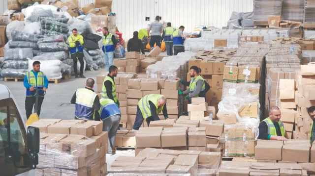 Bursa Büyükşehir Belediyesi’nin deprem bölgesindeki ekipleri, toplanan yardım malzemelerini sosyal marketlere ulaştırıyor.