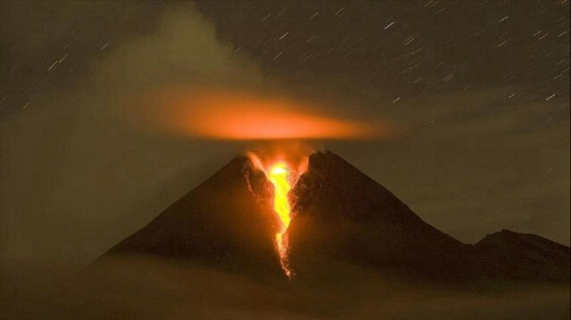 إندونيسيا.. بركان ميرابي ينفث حمما في ثوران جديد