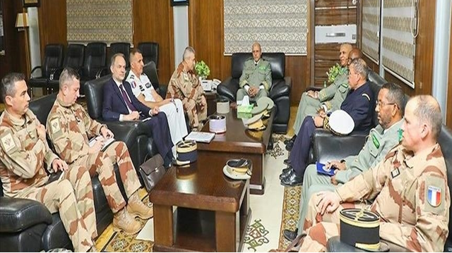 Le chef d'état-major général des armées mauritaniennes, le général de division Moctar Bellah Chaabane et son homologue français, le général d’armée, Thierry Burkhard lors de l'audience. Crédit Photo: AA