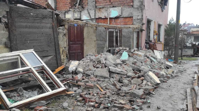 Bolu'da yıkım kararı verilen evden malzeme almak isteyen iki kişi göçük altında kaldı.