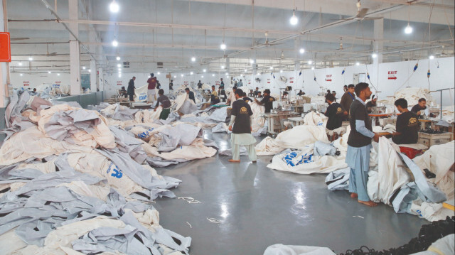 Pakistan'da Türkiye için çadır üretiliyor.