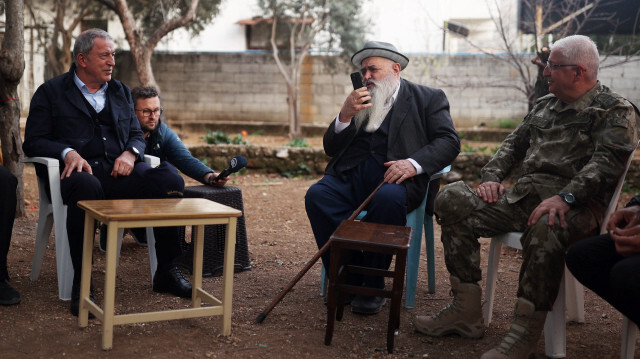 Bakan Akar, Alevi İslam İnancını Yaşatma Derneği Onursal Başkanı Nasreddin Eskiocak'ı ziyaret etti.