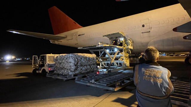 Pakistan'ın göndereceği 50 bin kışlık çadırdan bin 200’ü uçakla Adana Şakirpaşa Havalimanı'na geldi. 