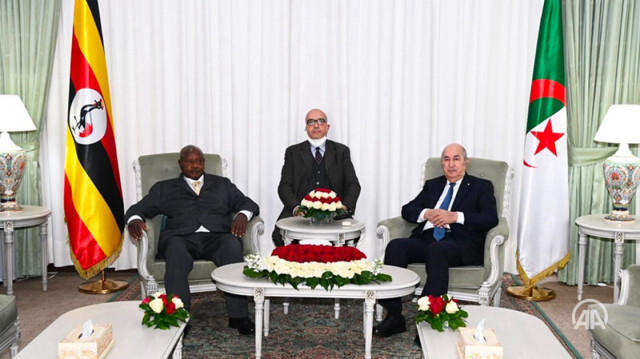 Le Président algérien Abdelmadjid Tebboune avec son homologue ougandais, Yoweri Museveni. Crédit Photo: AA