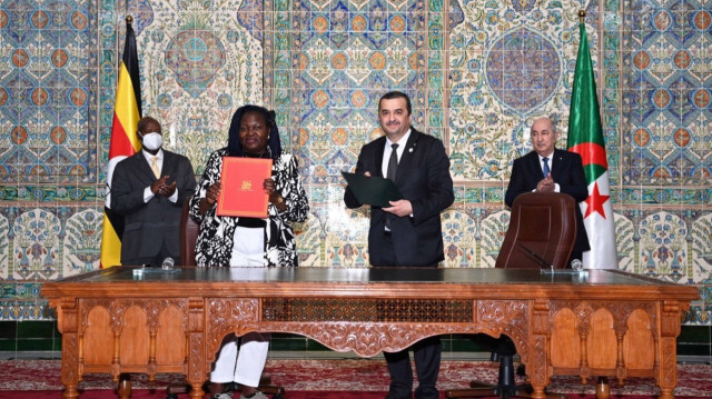 Le président ougandais Yoweri Museveni a accueillit le président Abdulmecit Tebbun au palais El-Mouradia dans la capitale Alger. Crédit Photo: AA