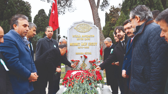 Mehmet Akif Ersoy, kabri başında anıldı. 