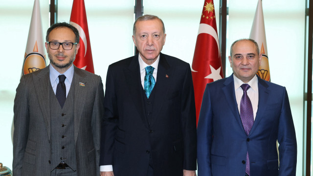 Cumhurbaşkanı Erdoğan (ortada), Yeni Azerbaycan Partisi Genel Başkanvekili Tahir Budaqov (sağda)