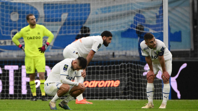 Marsilyalı futbolcuların, son dakikalarda gelen gollerden sonra yaşadıkları üzüntü