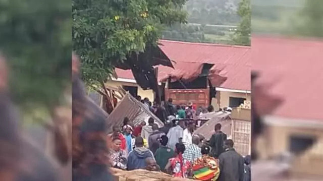 Uganda'da kamyon okul duvarına çarptı.