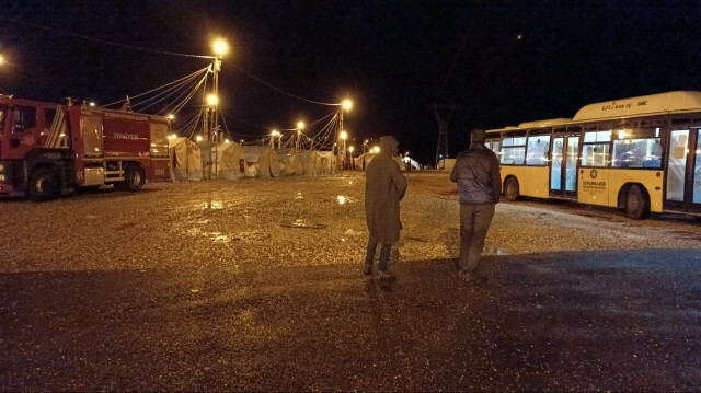 Diyarbakır’da çadır kentte kalan vatandaşlar sağanak nedeniyle tahliye edildi.

