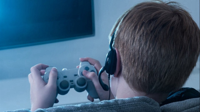 طفلك مدمن على الألعاب الإلكترونية؟.. إليك العلاج (نصائح تربوية)