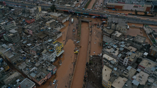 Selin etkili olduğu Şanlıurfa'da Karakoyun deresinin taşması sonucu civardaki cadde ve sokaklar su altında kaldı.

