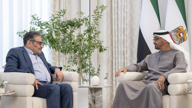 Le président des Emirats arabes unis, cheikh Mohammed ben Zayed, avec le secrétaire du Conseil suprême de la sécurité nationale iranien, Ali Shamkhani,Crédit photo: HAMAD AL-KAABI / AFP