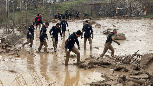 <p>Adıyaman'ın Tut ilçesinde sağanak sonrası meydana gelen selde kaybolan anne ile kızını arama kurtarma çalışmaları sürüyor.&nbsp;</p>