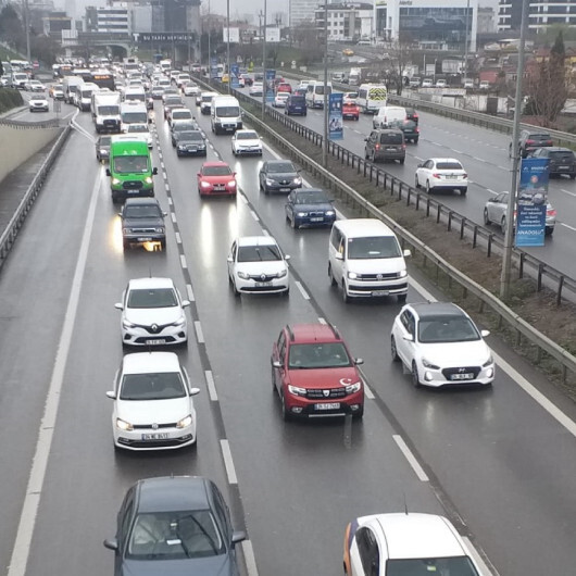 Yağış nedeniyle İstanbul'un bazı ilçelerinde trafik yoğunluğu oluştu