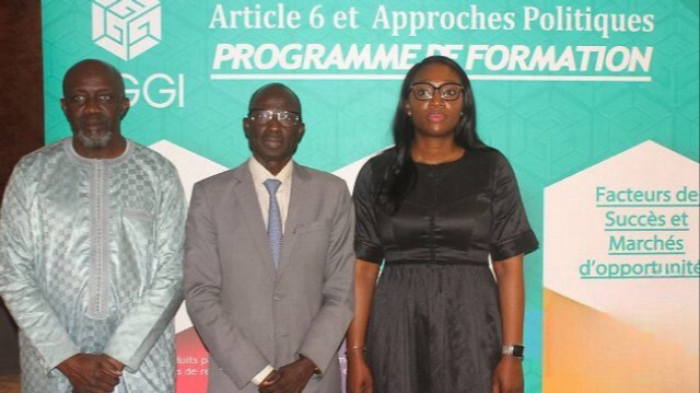 la représentante résidente de GGGI au Sénégal, Assana Magagi et Issa Dione, directeur de cabinet du Ministre du Pétrole et des Energies. Crédit Photo: APANEWS