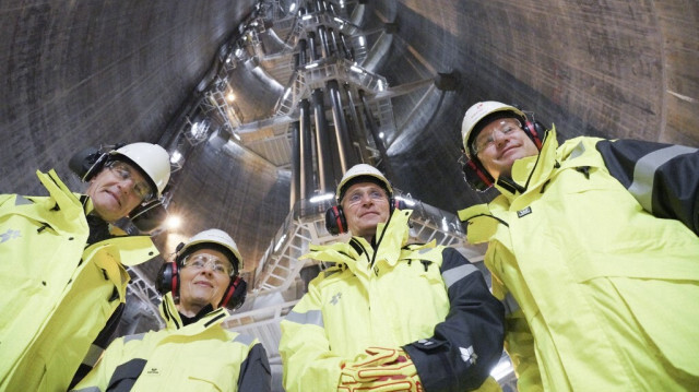 (G-D) Le Premier ministre norvégien Jonas Gahr Store, la présidente de la Commission européenne Ursula von der Leyen, le chef de l'OTAN Jens Stoltenberg et le chef d'Equinor Anders Opedal visitent la plate-forme gazière Troll A en mer du Nord, le 17 mars 2023.
Crédit Photo: Ole Berg-Rusten / NTB / AFP