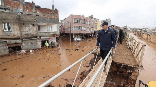 بعد كارثة السيول.. وزير الدفاع التركي يتفقد "شانلي أورفة"