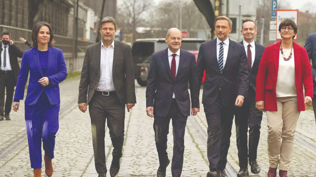 Yeşiller eşbaşkanı Baerbock, Yeşiller eşbaşkanı Habeck, Almanya Şansölyesi Scholz, FDP lideri Lindner.