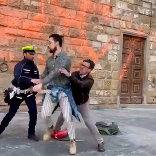 Floransa Belediye başkanı Nardella iklim aktivistinin üzerine atladı: Sarayı boyamasına engel olmaya çalıştı
