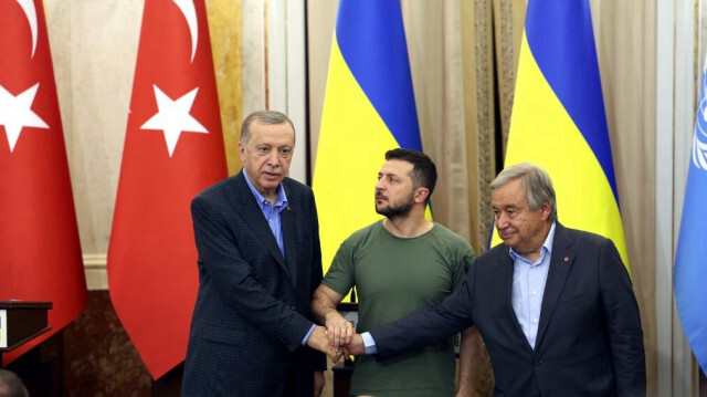 Recep Tayyip Erdoğan, Président de la République de Turquie avec Volodymyr Zelensky, Président de l'Ukraine et António Guterres, Secrétaire général des Nations unies. Crédit Photo: AFP

