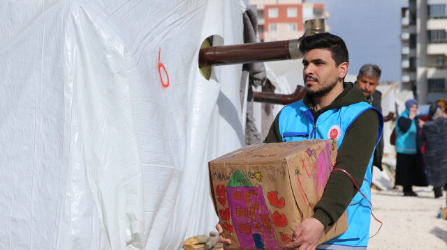 طالب فلسطيني بتركيا يتطوع ضمن فريق مساعدة متضرري الزلزال