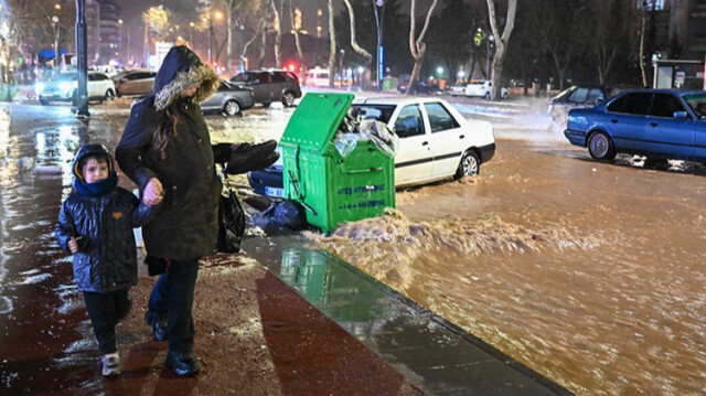 هطول غزير للأمطار على ولايتي شانلي أورفة وقهرمان مرعش المتضررتين من الزلزال جنوبي تركيا بعد 3 أيام من كارثة السيول والفيضانات