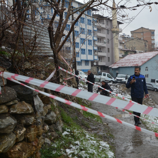 Hakkari'de toprak kayması sonucu istinat duvarı çöktü: Üç ev tahliye edildi
