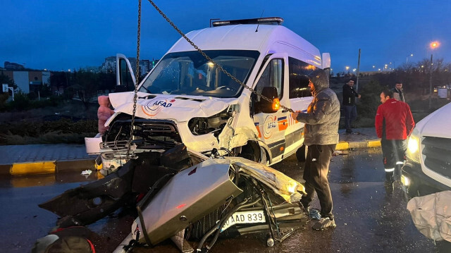 Deprem bölgesine giden AFAD aracı Nevşehir'de kaza yaptı.