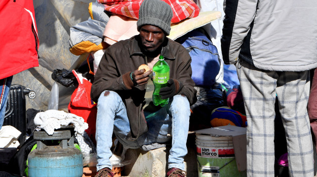 Des centaines de Subsahariens ont afflué vers leurs ambassades à Tunis pour demander leur rapatriement. Crédit photo: FETHI BELAID / AFP