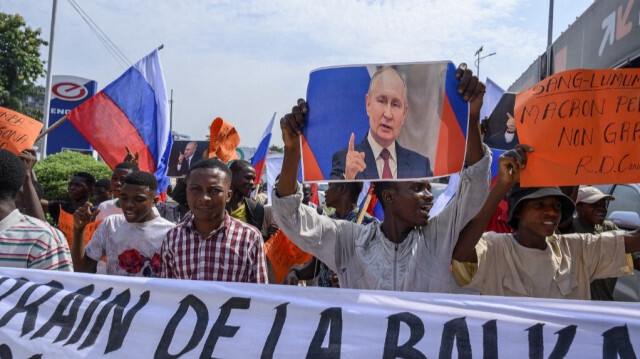 Des manifestants se rassemblent devant l'ambassade de France à Kinshasa pour une manifestation contre la visite du président français Emmanuel Macron.
Crédit Photo: Arsene Mpiana / AFP