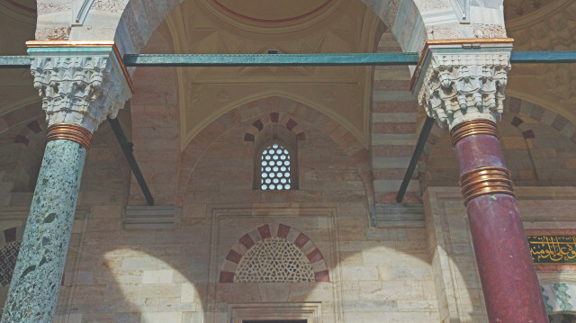 Fatih Camii / soldaki Yunanistan Teselya Serpatin Breşi
sağdaki Mısır Kırmızı Porfiri