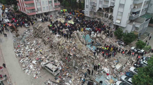 Alpargün Apartmanı depremde yerle bir oldu, enkaz altında kalan 100 kişi hayatını kaybetti.