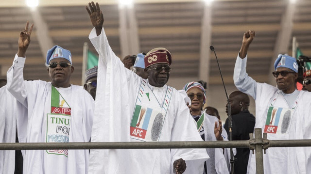 le nouveau président du Nigeria  Bola Tinubu (au milieu) et l'ancien président Muhammadu Buhari (à droite).Crédit Photo: Michele Spatari / AFP