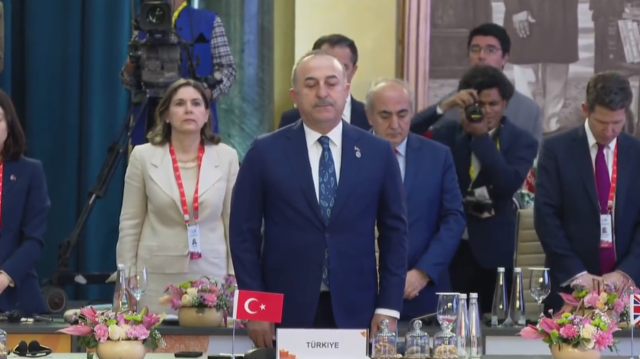 G20 depremde hayatını kaybedenler için saygı duruşu ile başladı